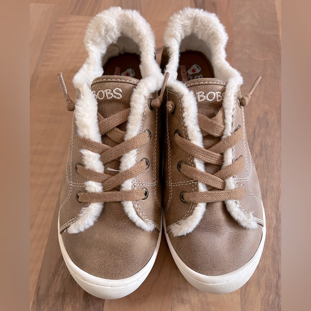 Skechers Bobs Beach Bingo Faux Fur lines Sneakers Sz 10, Gently Pre-Loved
